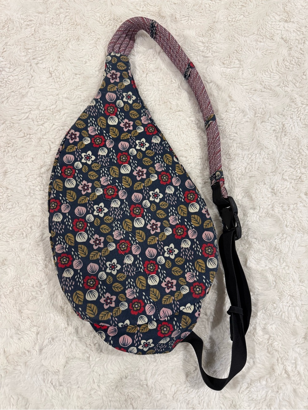 Kavu Navy Floral Rope Sling Bag with Pink and Red Accents - Picture 4 of 6